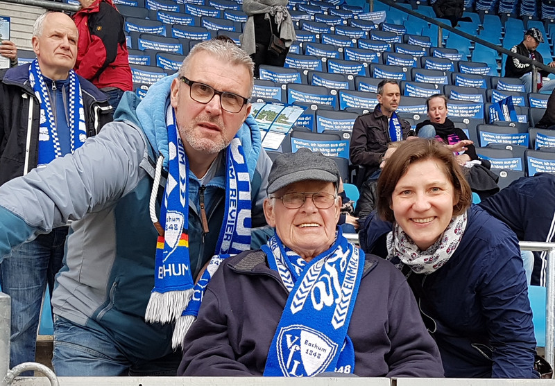 Oliver und Karl-Heinz Veutgen mit Schwester Agnes im Ruhrstadion