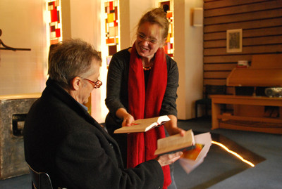 In der Hospizkapelle: Seelsorgerin mit Besucher