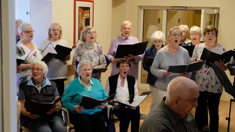 Der Singkries der Johannesgemeinde Hattingen singt für die Gäste im Hospiz St. Hildegard